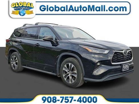 Used 2022 Toyota Highlander XLE image 1