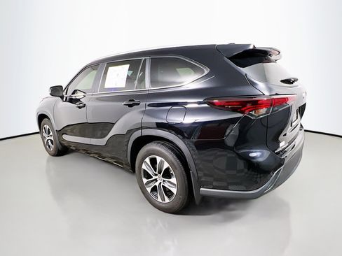 Used 2024 Toyota Highlander XLE FWD image 8