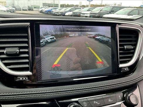 Used 2025 Chrysler Pacifica Limited FWD image 19