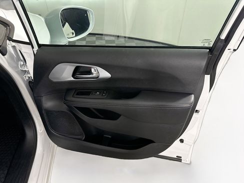 Used 2022 Chrysler Pacifica Touring-L w/ S Appearance Package image 33