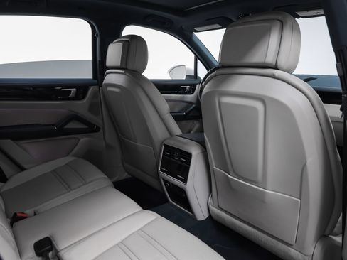 Certified 2023 Porsche Cayenne AWD/4WD image 25