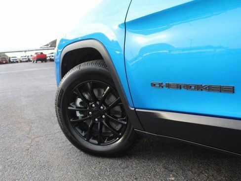 Used 2023 Jeep Cherokee Altitude Lux AWD/4WD image 12