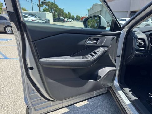 Used 2025 Nissan Rogue SV AWD/4WD image 18