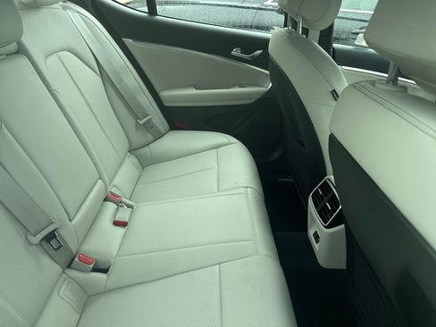 Used 2025 Genesis G70 2.5T RWD image 12
