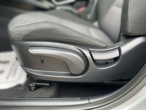Used 2025 Kia Soul LX w/ LX Technology Package FWD image 16