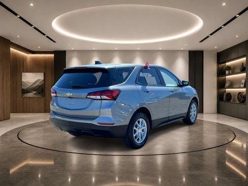 Used 2023 Chevrolet Equinox LS w/ LS Convenience Package FWD image 4