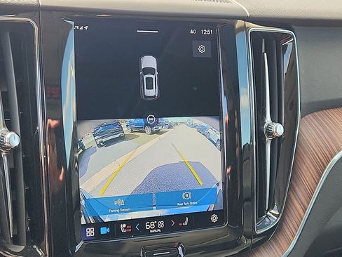 Used 2022 Volvo XC60 B5 Momentum image 19