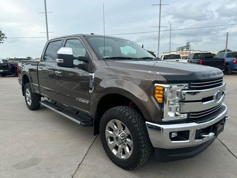 Used 2017 Ford F250 Lariat w/ Chrome Package image 5