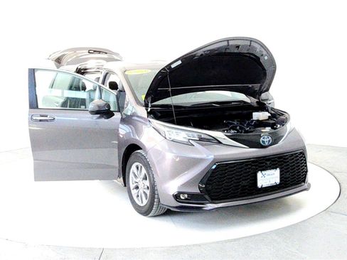 Certified 2024 Toyota Sienna XLE image 9