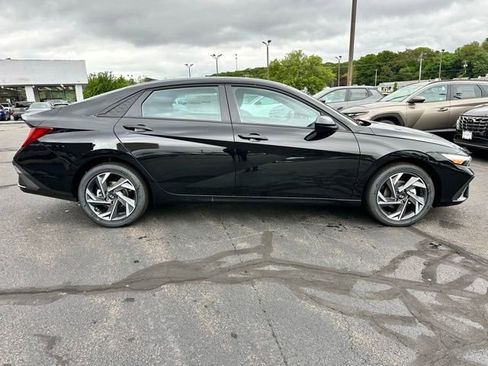 New 2025 Hyundai Elantra SEL FWD image 4