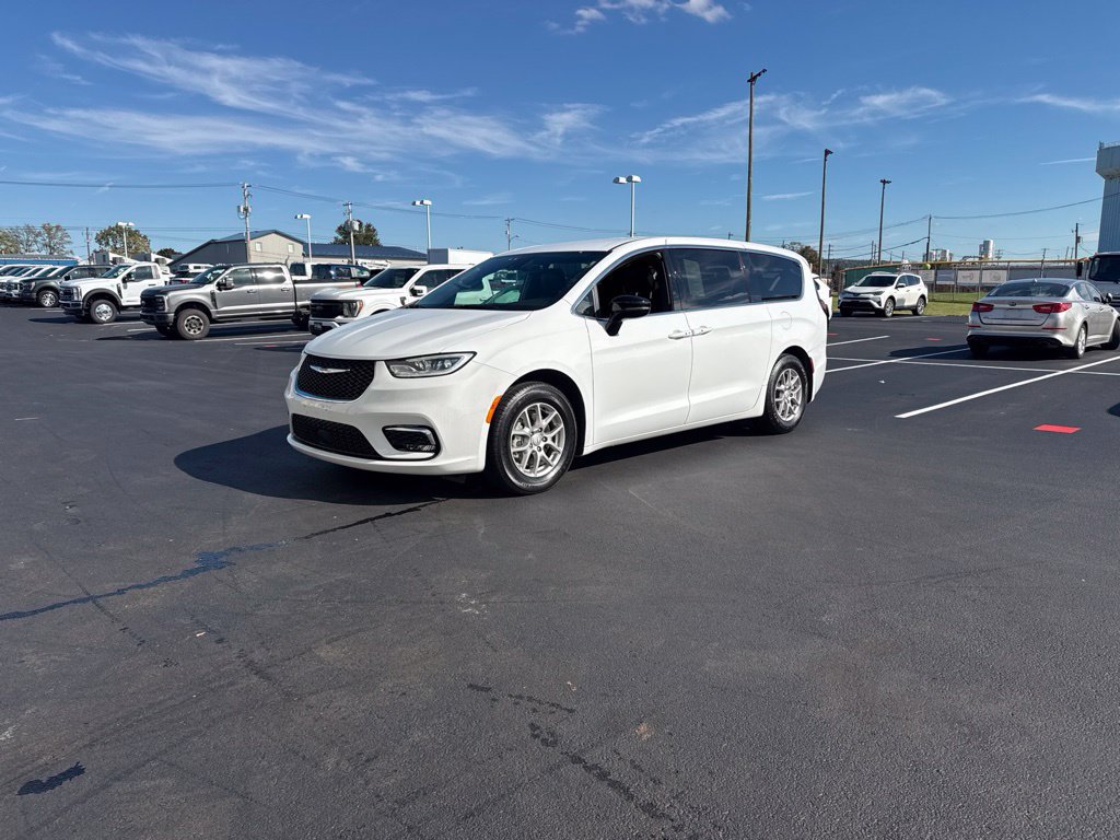 Used 2025 Chrysler Pacifica Select FWD image 1