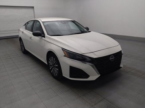 Used 2025 Nissan Altima 2.5 SV FWD image 13