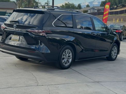 Used 2025 Toyota Sienna XLE image 5