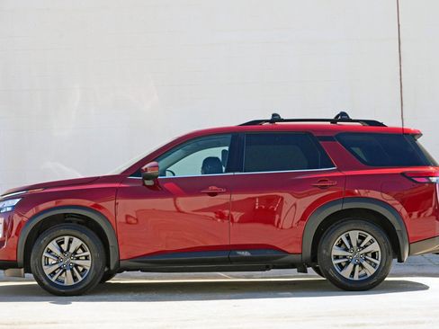 Used 2022 Nissan Pathfinder SV image 8