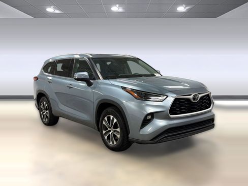 Used 2022 Toyota Highlander XLE FWD image 5