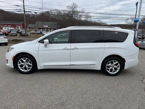 Used 2020 Chrysler Pacifica Touring-L image 8