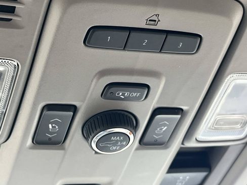 Used 2022 Cadillac Escalade ESV Sport Platinum RWD image 38