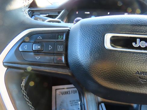 Used 2023 Jeep Grand Cherokee L Laredo image 32