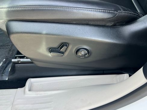 Certified 2024 Chrysler Pacifica Touring-L image 27