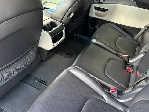 Used 2022 Kia Carnival LX image 13