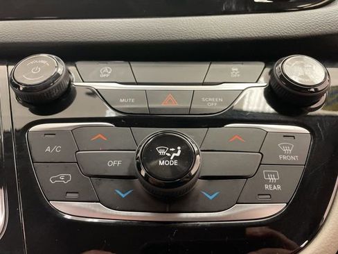 Used 2020 Chrysler Voyager LX image 24