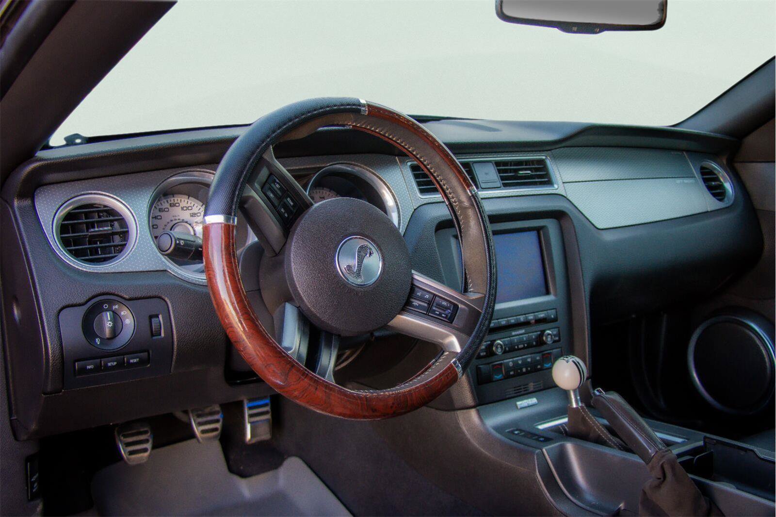 Used 2010 Ford Mustang Shelby GT500 RWD image 4