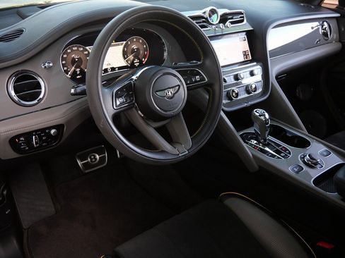 Used 2022 Bentley Bentayga image 2