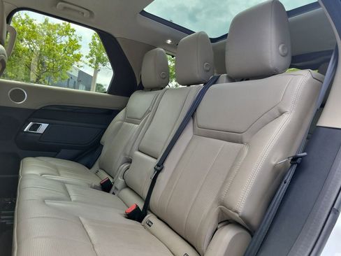 Used 2017 Land Rover Discovery SE AWD/4WD image 14