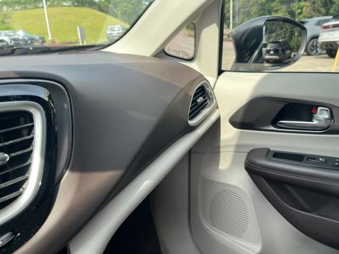 Used 2019 Chrysler Pacifica Touring-L w/ Advanced Safetytec Group FWD image 27