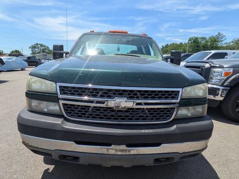 Used 2005 Chevrolet Silverado 3500 LS w/ Heavy-Duty Power Package AWD/4WD image 2