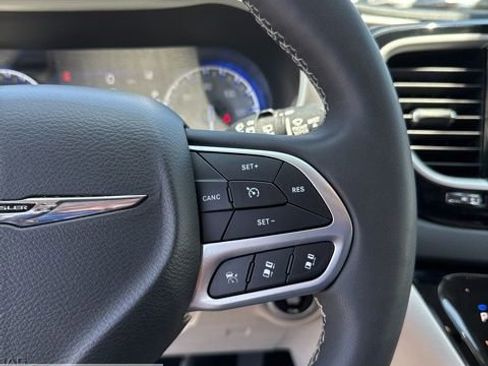 Used 2022 Chrysler Pacifica Touring-L image 35