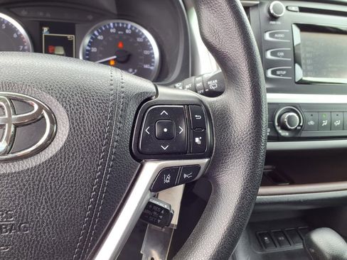 Used 2019 Toyota Highlander LE w/ Carpet Mat Package (TMS) image 18