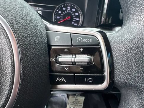 Used 2023 Kia Sorento LX FWD image 16