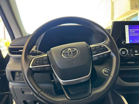Used 2025 Toyota Highlander LE FWD image 29