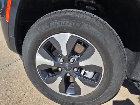 Used 2023 Jeep Grand Cherokee 4WD 4xe image 10