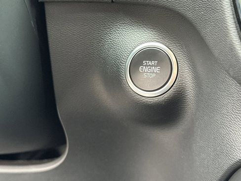 Used 2025 Volvo XC40 B5 Plus image 22