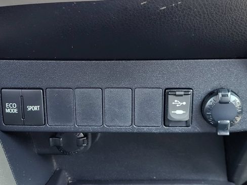 Used 2015 Toyota RAV4 XLE AWD/4WD image 23