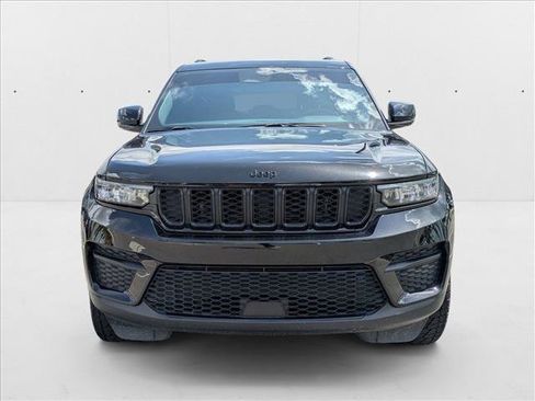 Used 2024 Jeep Grand Cherokee Altitude image 2