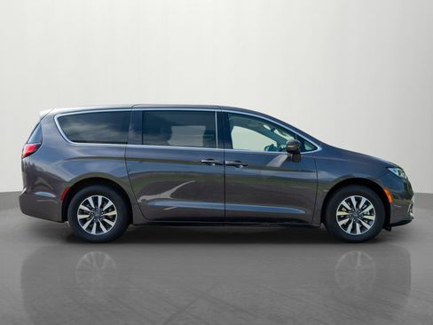 Used 2022 Chrysler Pacifica Touring-L FWD image 8