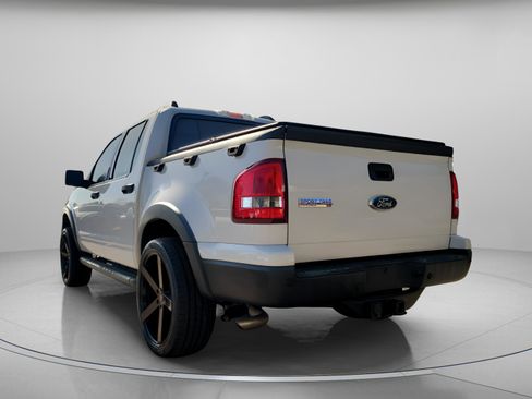 Used 2010 Ford Explorer Sport Trac XLT image 2