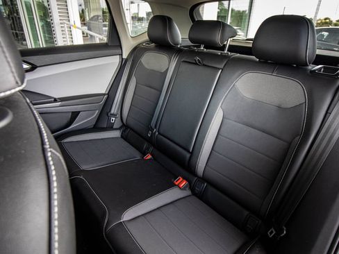 Used 2023 Volkswagen Taos SE w/ Panoramic Sunroof Package FWD image 27