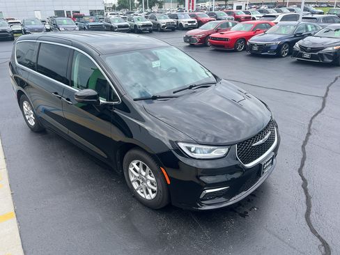 Used 2024 Chrysler Pacifica Touring-L FWD image 5
