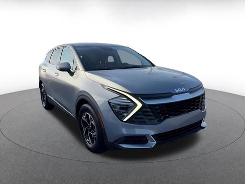 Used 2025 Kia Sportage LX image 3