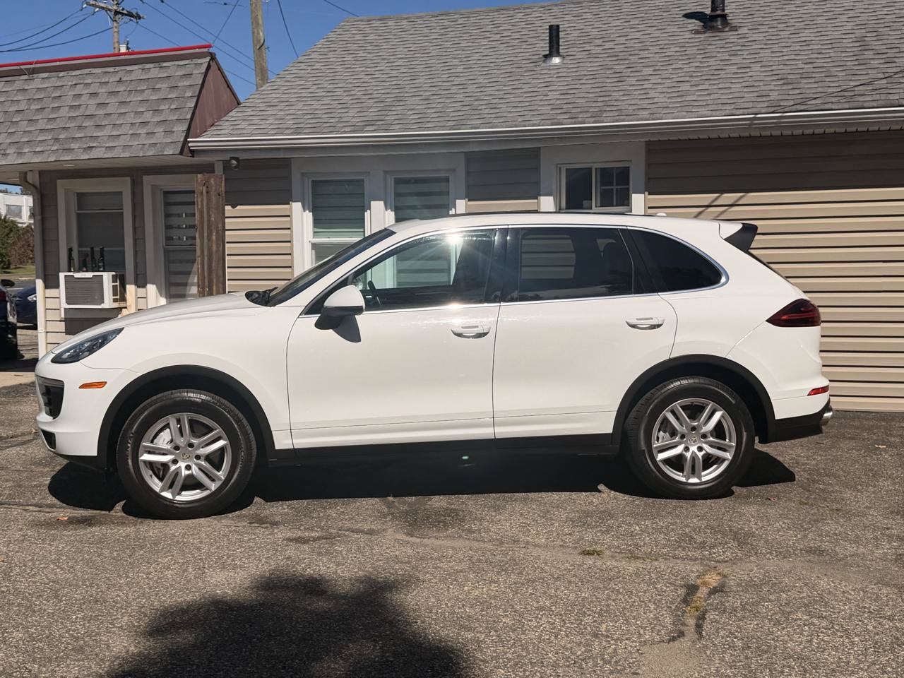 Used 2016 Porsche Cayenne w/ Premium Package AWD/4WD image 4