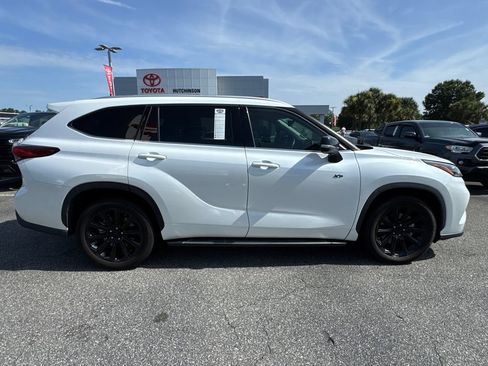 Used 2022 Toyota Highlander XLE FWD image 2