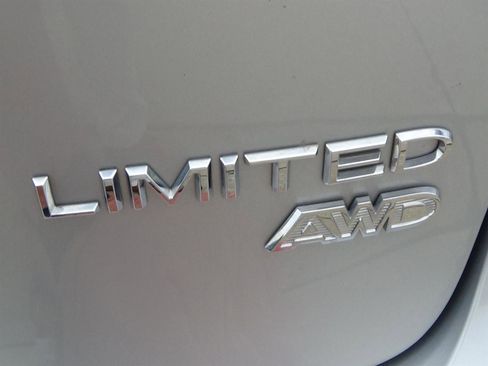 Used 2024 Chrysler Pacifica Limited AWD/4WD image 11