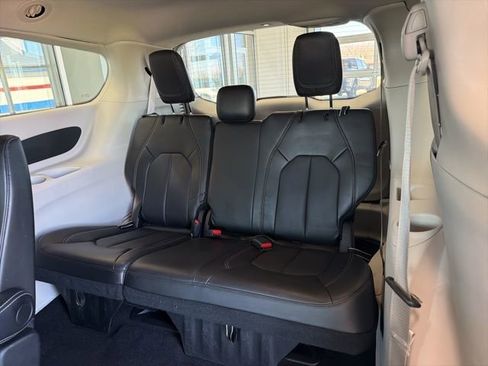 Used 2024 Chrysler Pacifica Touring-L image 16