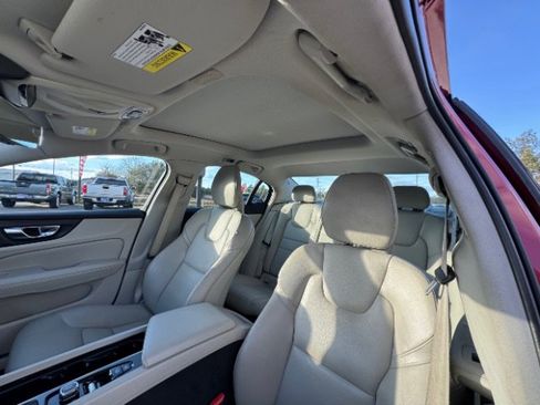 Used 2019 Volvo S60 T5 Momentum w/ Premium Package image 10