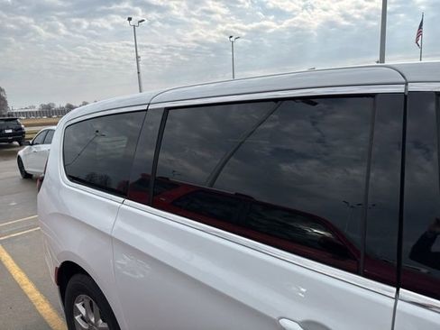 Used 2024 Chrysler Pacifica Touring-L image 14