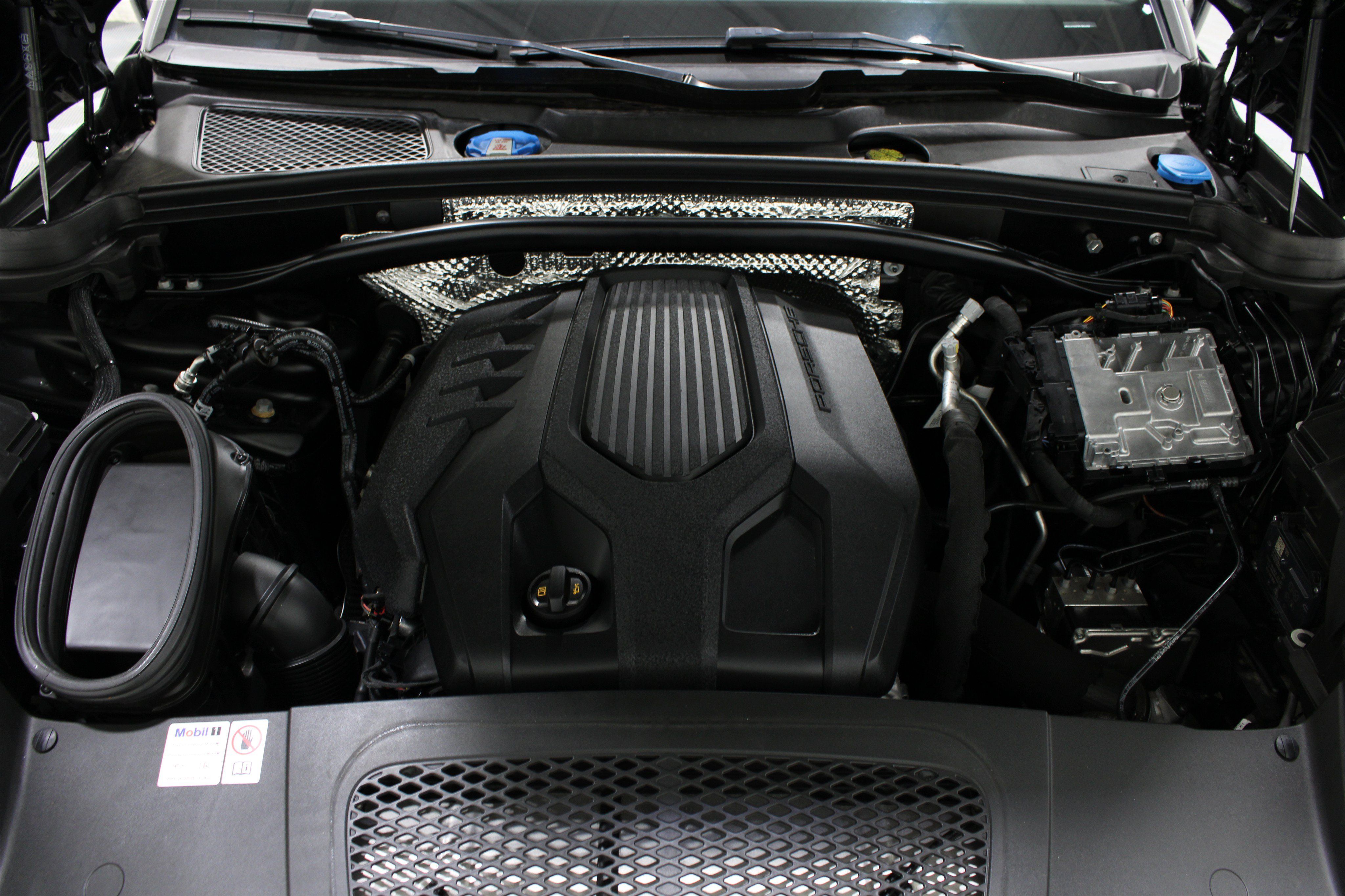 Used 2024 Porsche Macan AWD/4WD image 39